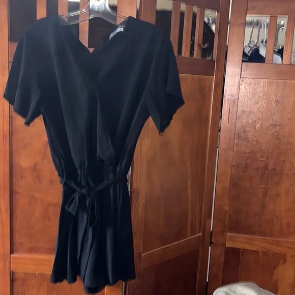 Reoria Fabric Tie Belt Side pockets Flutter Sleeve V Front Romper - Picture 1 of 6